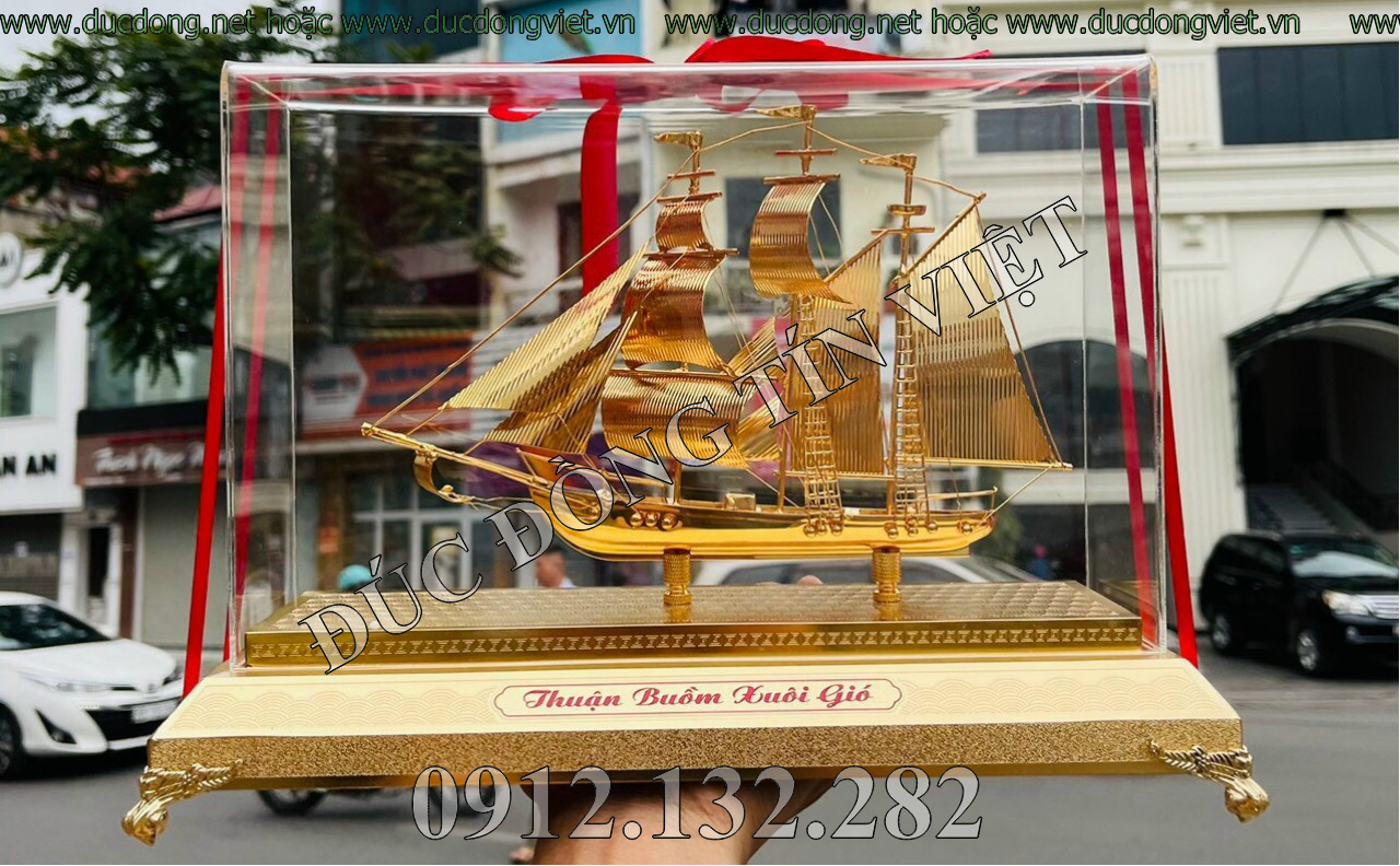 Thuyền buồm thuận buồm xuôi gió bằng đồng mạ vàng