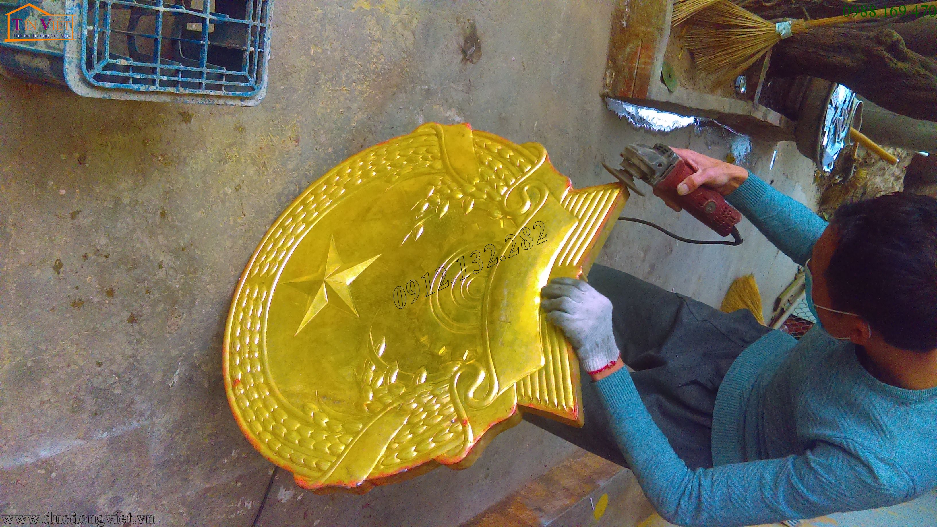 Quốc huy Việt Nam bằng đồng vàng nguyên chất gia công bằng phương pháp gò công nghệ