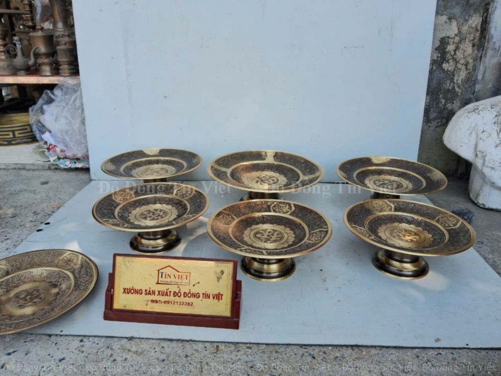 mâm bồng bằng đồng – một vật phẩm không thể thiếu trên bàn thờ gia tiên hoặc bàn thờ Phật
