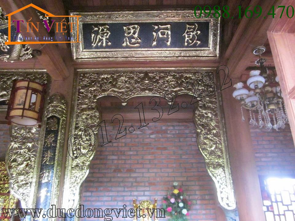 Cửa võng và hoành phi bằng đồng