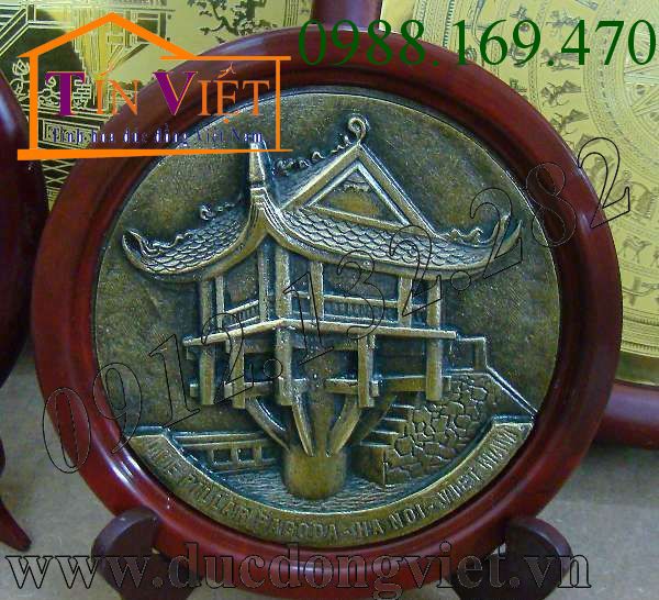 Đĩa quà tặng có hình biểu tượng chùa một cột bằng đồng đúc ốp gỗ