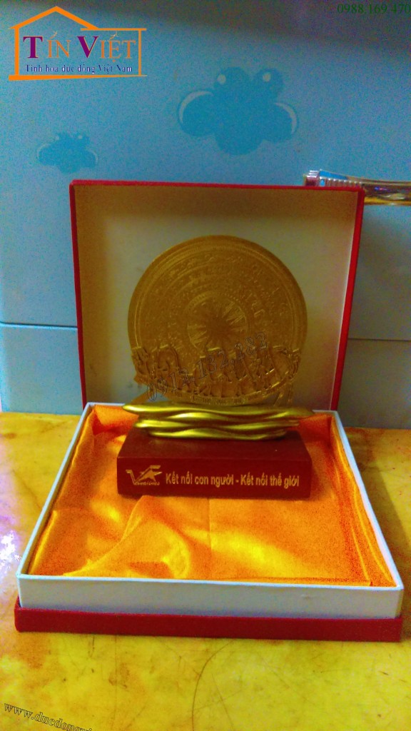 Quà tặng mặt trống đồng bằng đồng đúc kèm logo cơ quan