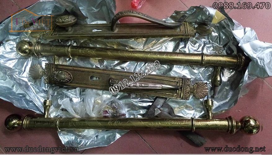 Tay năm cửa bằng đồng giả cổ