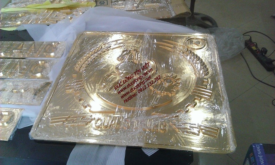 lô gô công ty quang trung mạ vàng