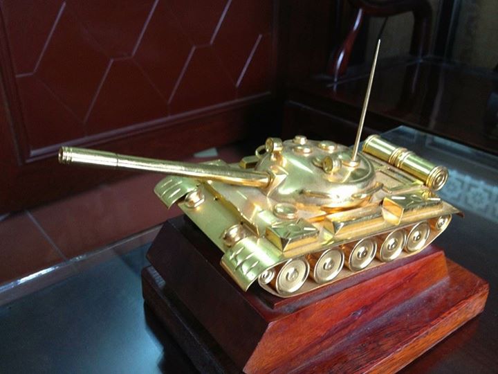 xe tăng mạ vàng