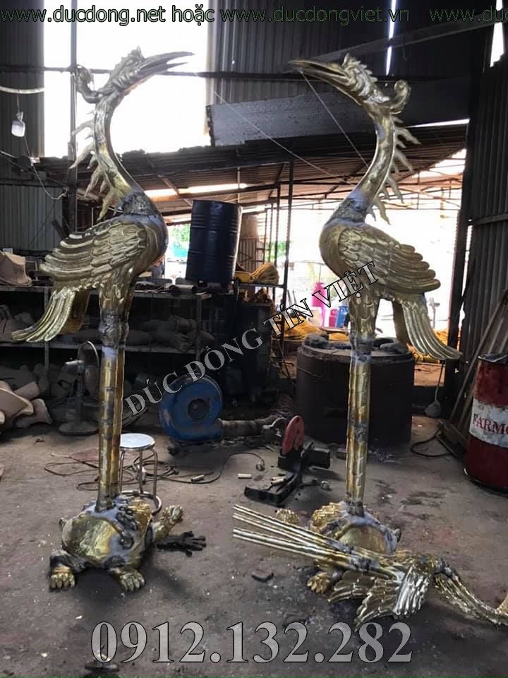 hạc đồng cao 2m3 được đúc bằng đồng vàng hoặc đồng đỏ, tùy yêu cầu của quý khách