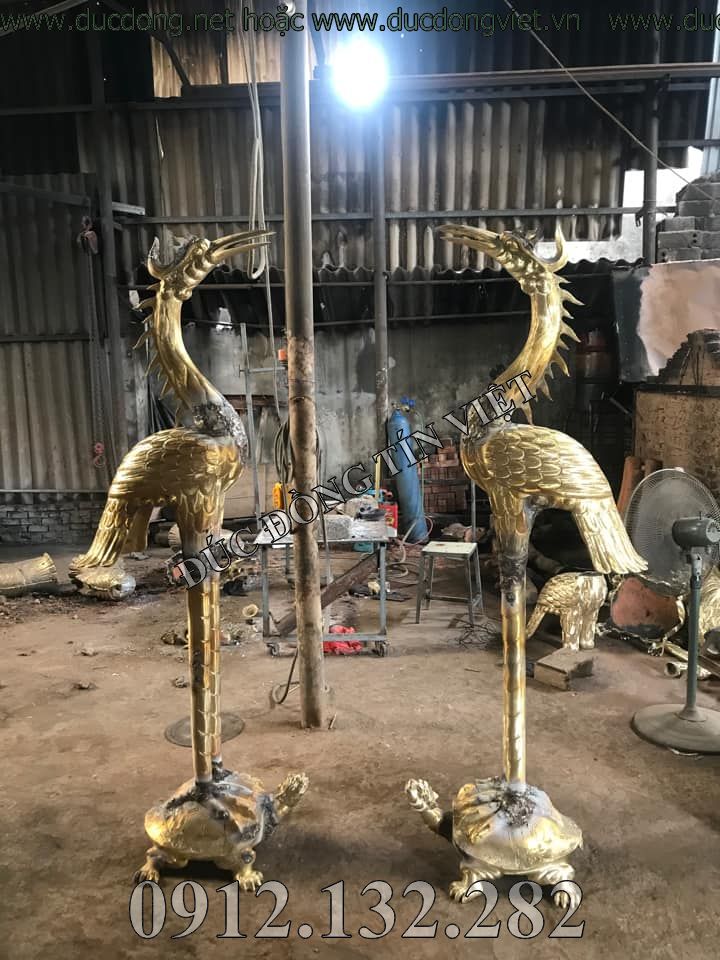 hạc đồng cao 2m3 được đúc bằng đồng vàng hoặc đồng đỏ, tùy yêu cầu của quý khách