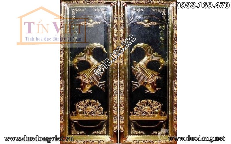 Tranh đồng lý ngư vọng nguyệt - khung đồng cao cấp được sản xuất thủ công bởi các nghệ nhận thuộc cơ sở Đúc Đồng Tín Việt.