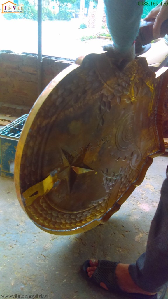 Quốc huy Việt Nam bằng đồng vàng nguyên chất gia công bằng phương pháp gò công nghệ