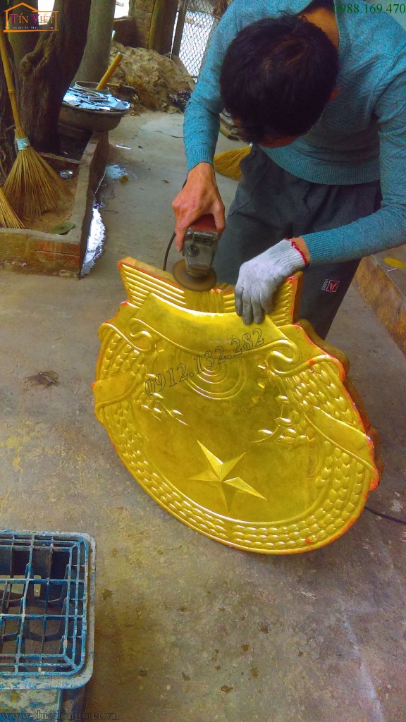 Quốc huy Việt Nam bằng đồng vàng nguyên chất gia công bằng phương pháp gò công nghệ