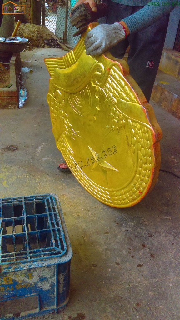 Quốc huy Việt Nam bằng đồng vàng nguyên chất gia công bằng phương pháp gò công nghệ