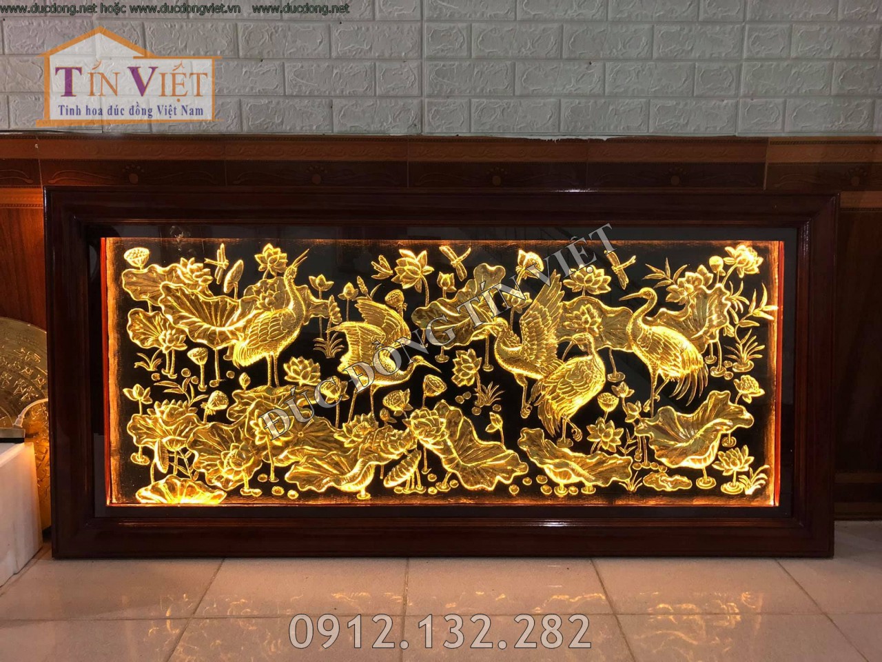 Tranh sen bằng đồng thếp vàng 24k