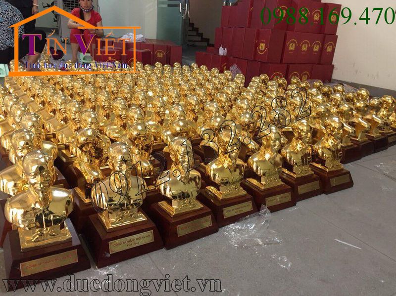Quà tặng tượng bác Hồ bán thân mạ vàng được đúc bằng đồng vàng nguyên chất và mạ vàng 24k