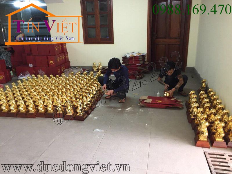 Quà tặng tượng bác Hồ bán thân mạ vàng được đúc bằng đồng vàng nguyên chất và mạ vàng 24k