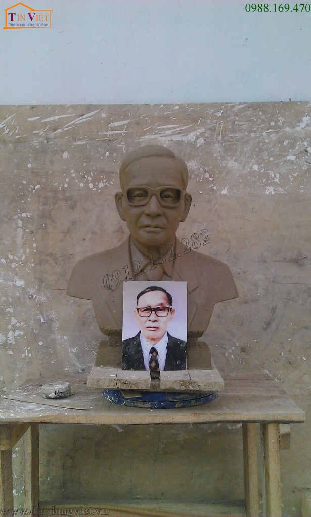Tượng đồng bán thân truyền thần