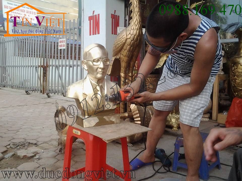 Tượng đồng bán thân truyền thần