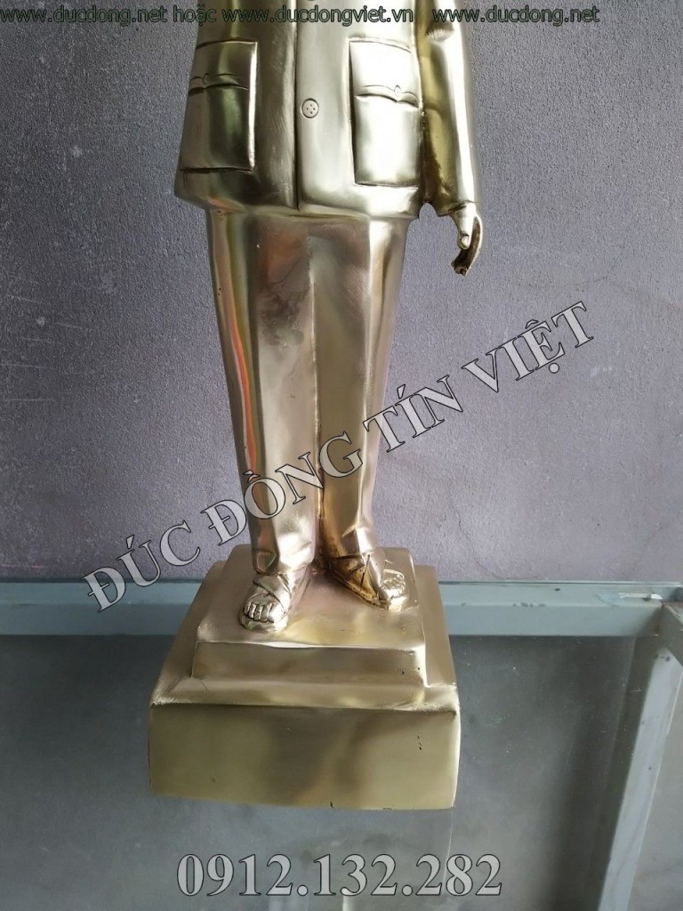 Tượng bác hồ đứng chào đồng bào cao 52cm, nặng 9,5kg. đúc bằng đồng vàng, thủ công